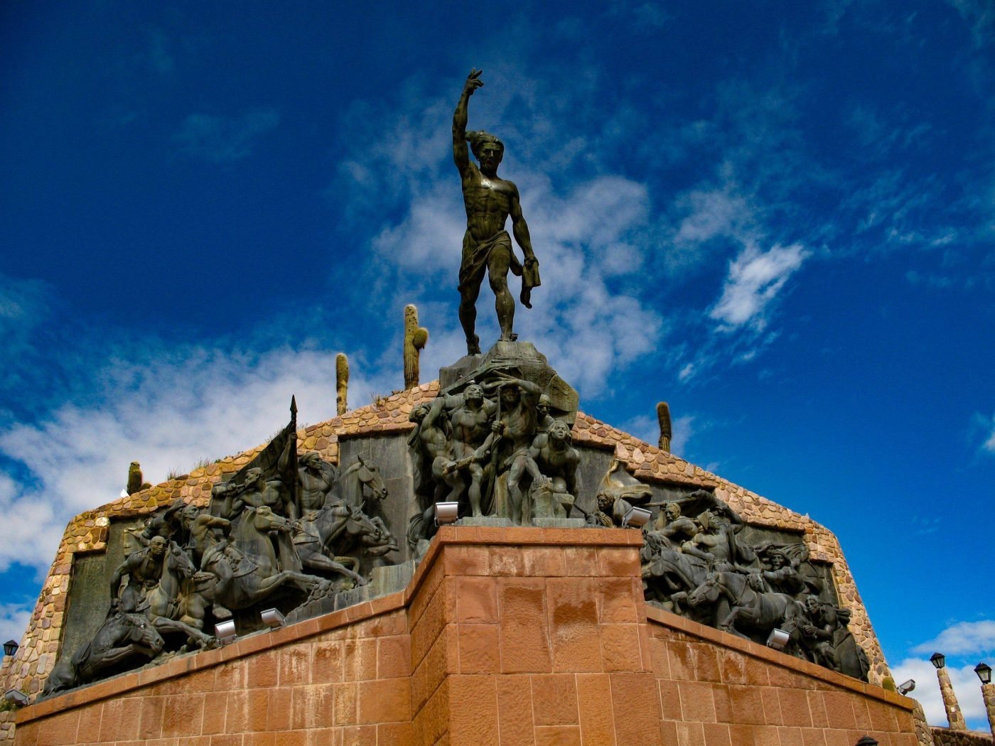 Monumento a los Héroes de la Independencia - Uquia Cabanas - Vasija de ...